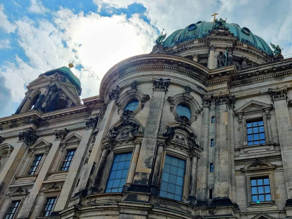 德国柏林 一个阳光明媚的日子里 柏林大教堂在蓝天的映衬下低角拍摄的照片 — 图库照片