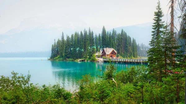 View Wooden Cottage Lakeside Surrounded Green Trees Yoho National Park — Stock Photo, Image