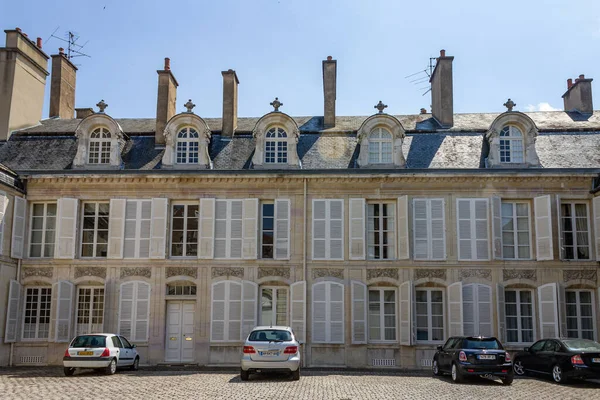 Arabalar Burgundy Dükler Gayrimenkulleri Sarayı Nın Önüne Park Edildi Dijon — Stok fotoğraf