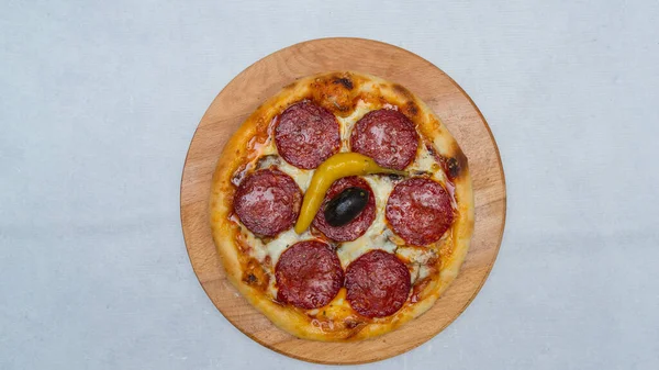Vista Dall Alto Una Pizza Con Salame Piccante Peperoncino — Foto Stock