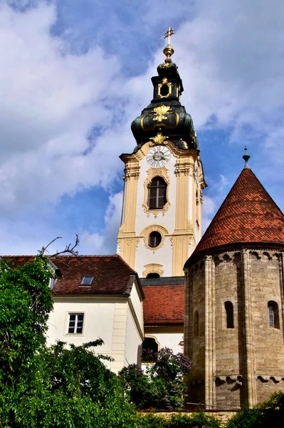 Pionowe Ujęcie Kirche Church Hartberg Styria Austria Tle Zachmurzonego Błękitnego — Zdjęcie stockowe
