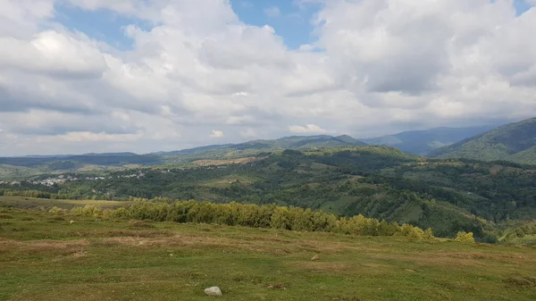 Хмарне Небо Над Зеленими Пагорбами Спокійний Весняний День Захоплений Долини — стокове фото