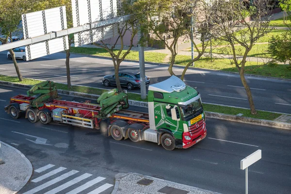 Une Photo Camion Transportant Des Outils Sur Route Lisbonne — Photo
