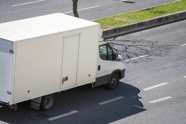 Szenische Aufnahme Eines Weißen Lieferwagens Mit Einem Kühlschrank Den Straßen — Stockfoto