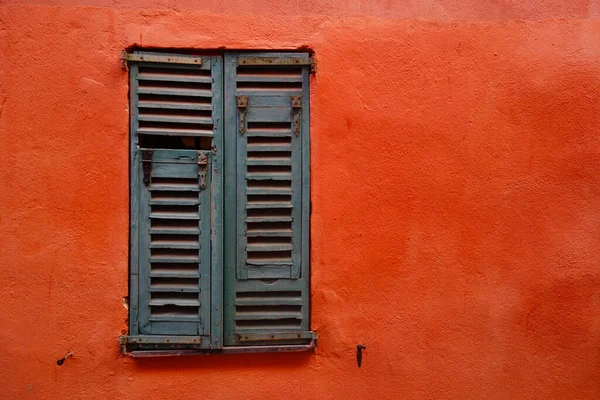 Primer Plano Una Vieja Ventana Una Pared Naranja —  Fotos de Stock