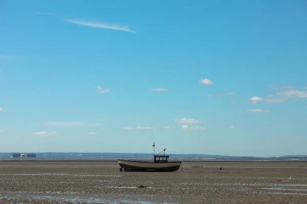 Kumda Bir Balıkçı Teknesinin Yakın Çekimi — Stok fotoğraf