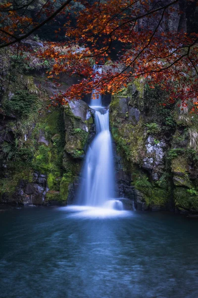 Vertical Shot Beautiful Waterfall Flowing Mossy Rocky Mountain — Stock Photo, Image