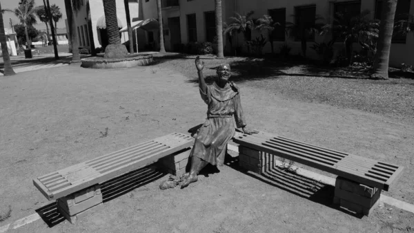 Gråskalig Bild Staty Bänk Mission San Luis Rey Kalifornien — Stockfoto