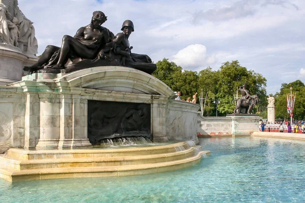 ロンドンの青空を背景に彫刻が施されたバッキンガム宮殿の噴水の美しいショット — ストック写真