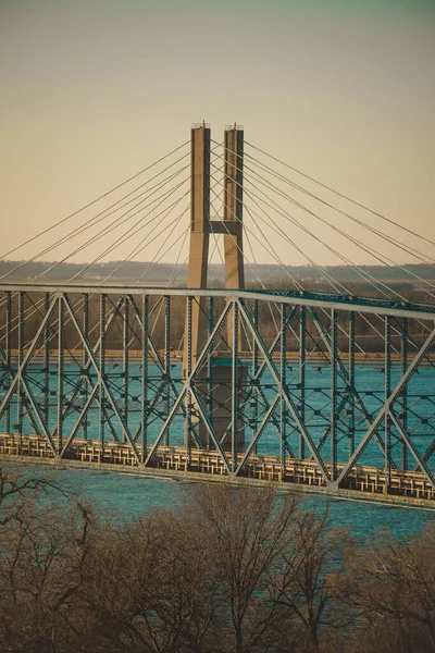 Una Toma Vertical Gran Puente Metal Sobre Río Azul —  Fotos de Stock