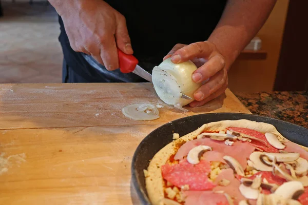 自宅でオリジナルイタリアンピザを作る男 伝統的な準備 — ストック写真