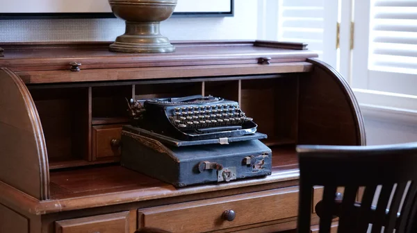 Primer Plano Una Vieja Máquina Escribir Vintage Una Mesa Trabajo —  Fotos de Stock