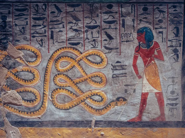 エジプトの壁に描かれた古代絵画のクローズアップ — ストック写真