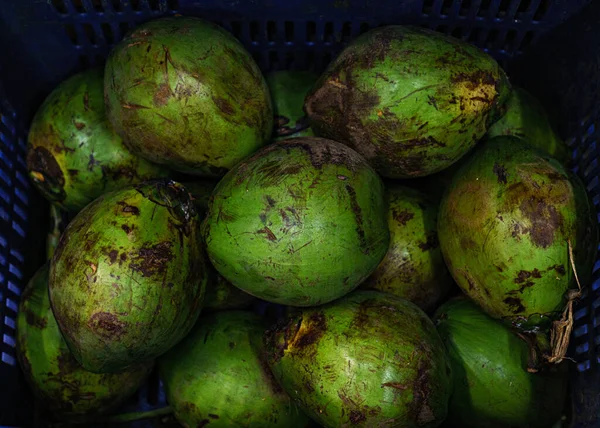 Primer Plano Cocos Verdes Sucios Mercado — Foto de Stock