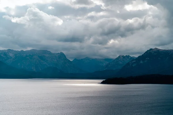 Beau Plan Lac Avec Des Montagnes Arrière Plan — Photo