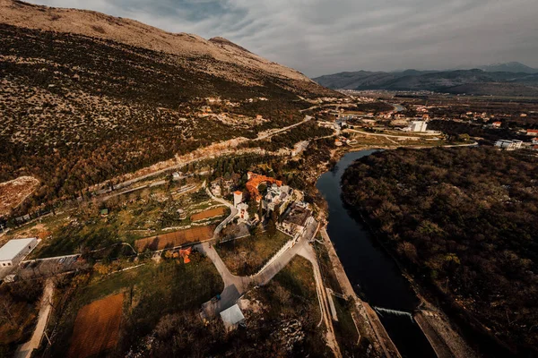 トレビンジェ ボスニア ヘルツェゴヴィナのトヴルドス修道院のトップビュー — ストック写真