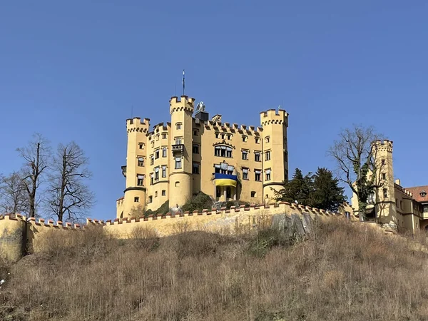 Ένα Ιστορικό Κάστρο Ένα Πέτρινο Τοίχο Ένα Λόφο Ένα Μπλε — Φωτογραφία Αρχείου