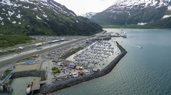 Een Luchtfoto Van Haven Whittier Alaska Met Een Cruiseschip Verte — Stockfoto