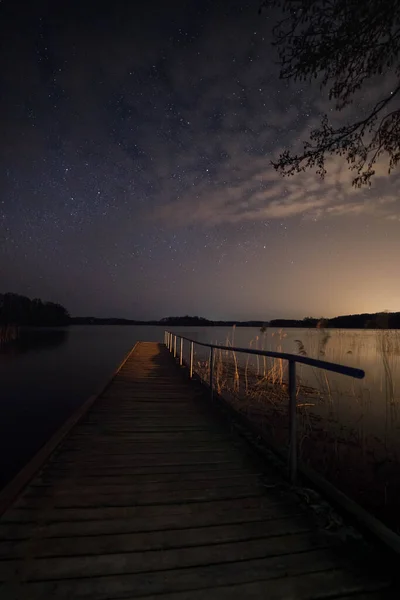 Göl Kıyısındaki Ahşap Bir Rıhtımın Güzel Manzarası Yıldızlarla Dolu Gece — Stok fotoğraf