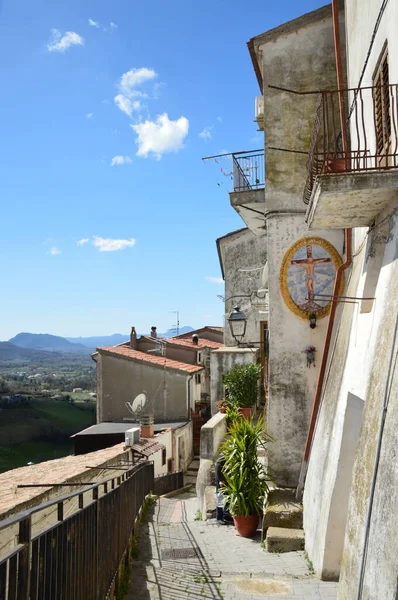 Una Calle Estrecha Entre Las Casas Ailano Pueblo Provincia Caserta —  Fotos de Stock