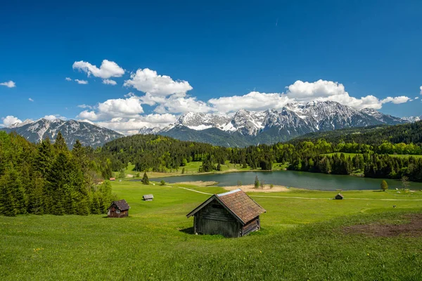 Una Vista Panoramica Casette Legno Contro Lago Geroldsee Montagne Del — Foto Stock