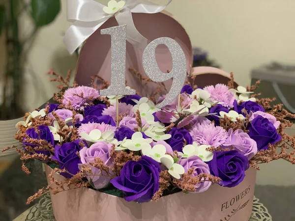 有紫色花朵和19号的生日花束 — 图库照片