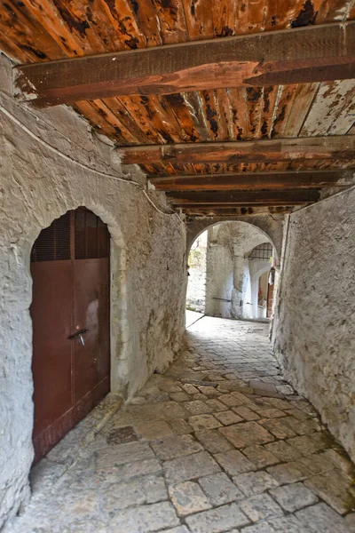 カゼルタ州のピエトラメラーラの中世の村の狭い通りの垂直ショット — ストック写真