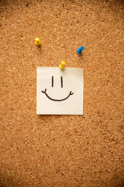 Piece Paper Smiley Face Pin Corkboard — Stock Photo, Image