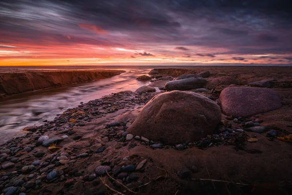 Eine Nahaufnahme Von Felsen Strand Während Eines Wunderschönen Sonnenuntergangs — Stockfoto