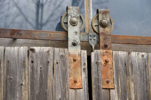 Primer Plano Las Ruedas Oxidadas Una Puerta Madera — Foto de Stock