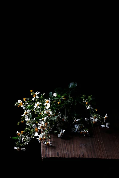Gros Plan Vertical Fleurs Couchées Sur Une Table Bois Sur — Photo