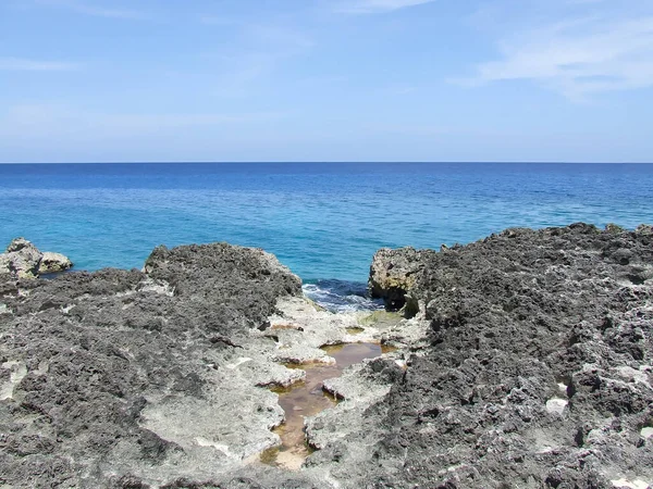 Mavi Gökyüzünün Altında Berrak Okyanus Suyuyla Büyük Bahama Adasında Aydınlık — Stok fotoğraf