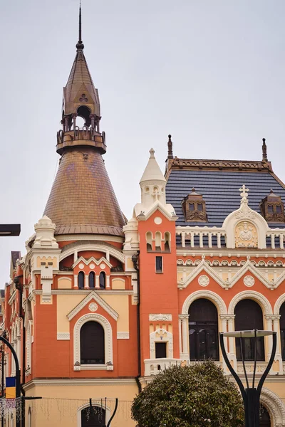 Tiro Vertical Palácio Colorido Bispo Oradea Romênia — Fotografia de Stock