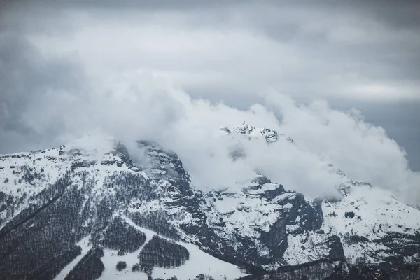 Una Vista Aérea Los Picos Montaña Cubiertos Nieve Piani Dei —  Fotos de Stock