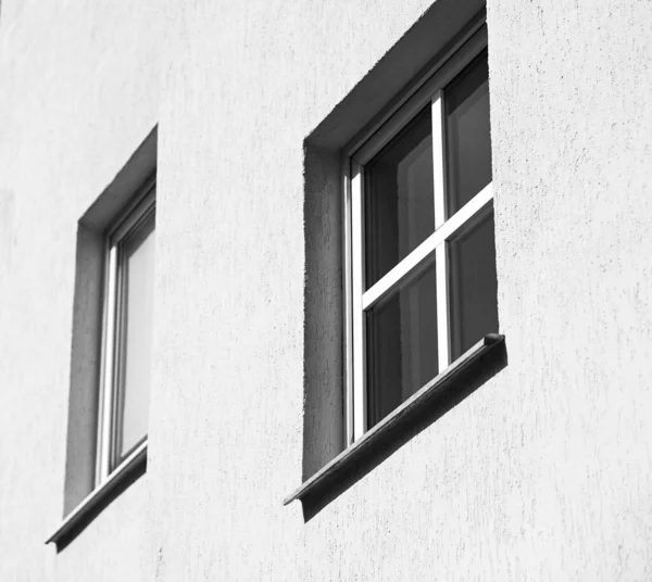 Graustufen Eines Fensters Einem Gebäude — Stockfoto