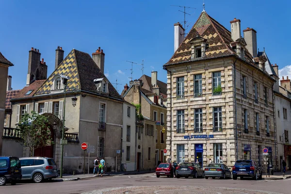 Vertikal Bild Gamla Byggnadsfasader Mot Himlen Arkitekturen Dijon Frankrike — Stockfoto