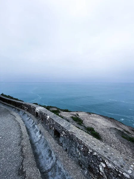 霧の多い日の山の海岸 — ストック写真