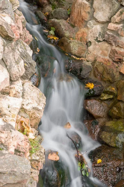 Colpo Verticale Bellissimo Torrente Cascata Nel Parco Bastejkalns Lettonia Circondato — Foto Stock