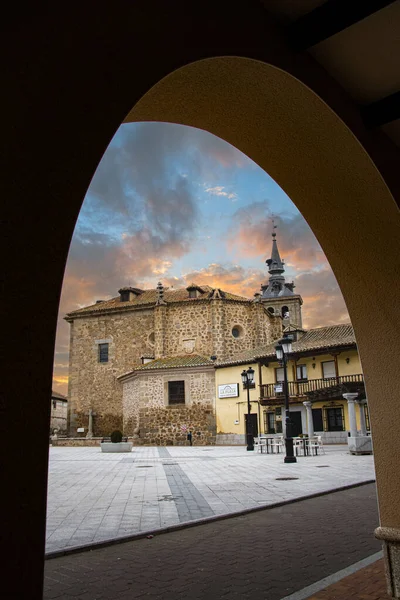 Vertikální Záběr Plaza Iglesia Cuerva Španělsku Při Krásném Západu Slunce — Stock fotografie