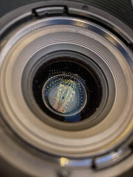 Een Verticale Lensopname Met Een Reflectie Van Lichten — Stockfoto