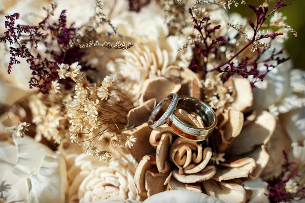 Foco Seletivo Anéis Casamento Buquê Flores Falsas Secas — Fotografia de Stock