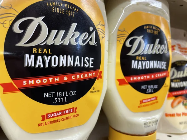 Uma Prateleira Supermercado Com Maionese Duke — Fotografia de Stock