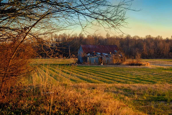 Een Heldere Zomerdag Het Platteland Met Een Geroest Oud Huis — Stockfoto