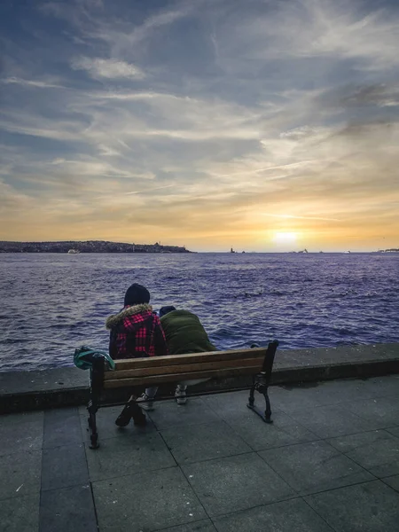 Young People Watch Sunset Magnificent View Istanbul Besiktas Seaside — Stock Photo, Image