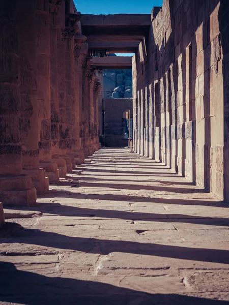 Een Corridor Een Oeroude Egyptische Trant Tempel — Stockfoto