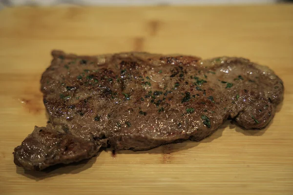 Nahaufnahme Eines Saftigen Steaks Das Mit Grüntönen Gewürzt Ist Isoliert — Stockfoto