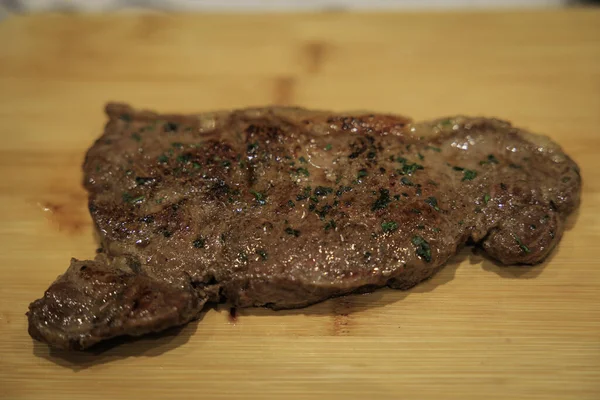 Plan Rapproché Steak Juteux Épicé Aux Légumes Verts Isolé Sur — Photo