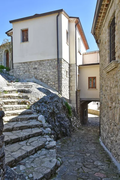 Scatto Verticale Una Stradina Tra Vecchi Edifici Borgo Medievale Provincia — Foto Stock