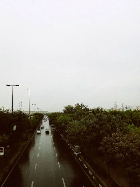 雨の日に道路を通過する車の垂直方向のトップビュー — ストック写真