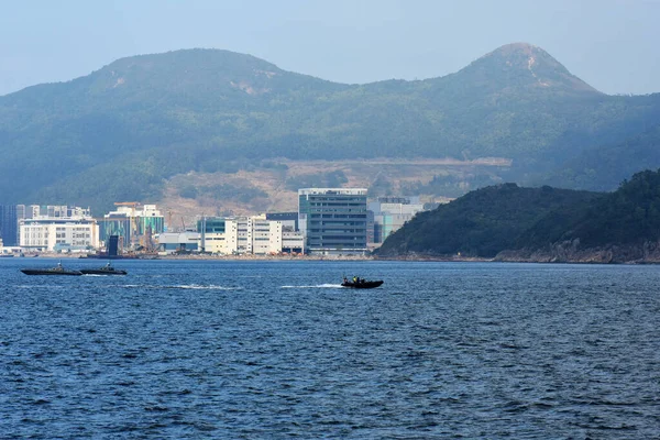 건물에 기대어 경치와 — 스톡 사진